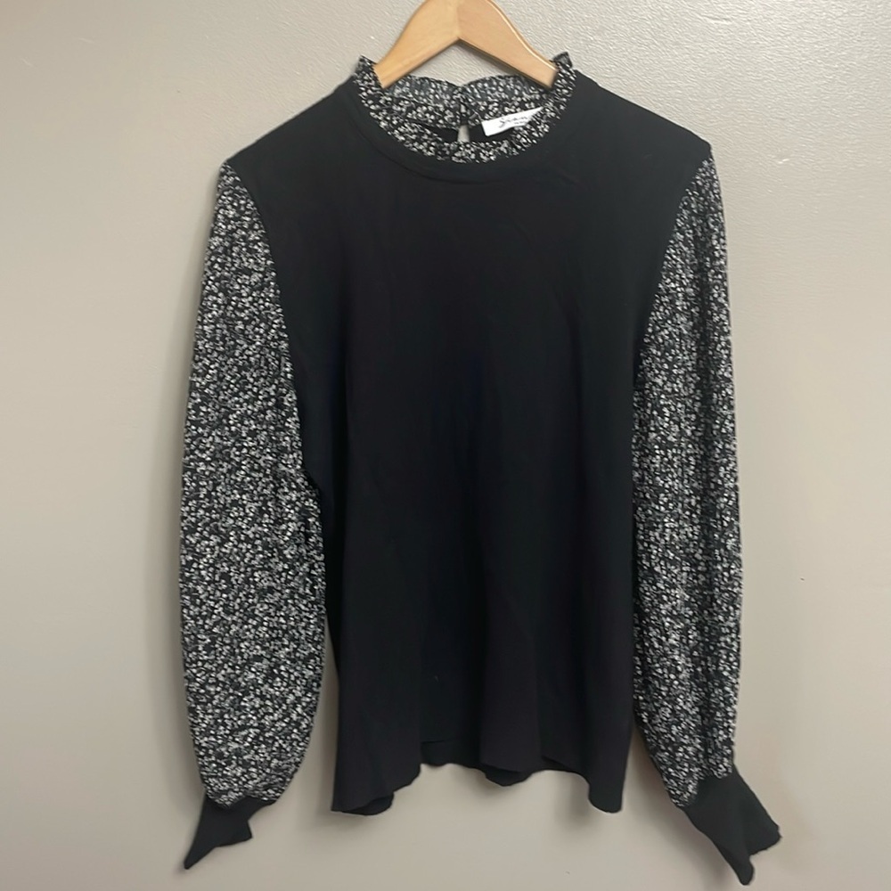 Sioni Black Blouse Size Large bubble sleeves
Elegant